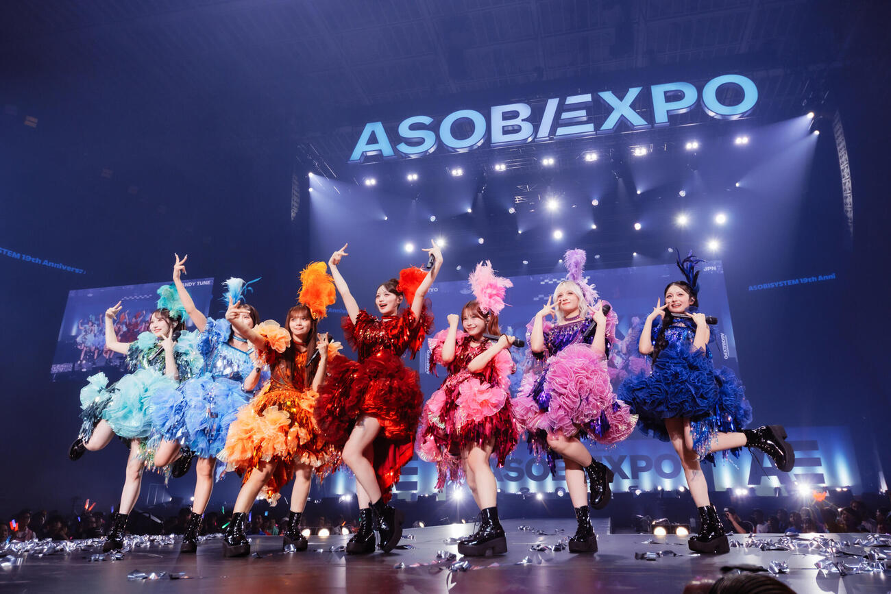 「ASOBISYSTEM 19th Anniversary ASOBIEXPO 2026」でパフォーマンスするCANDY TUNE（（C）ASOBISYSTEM）