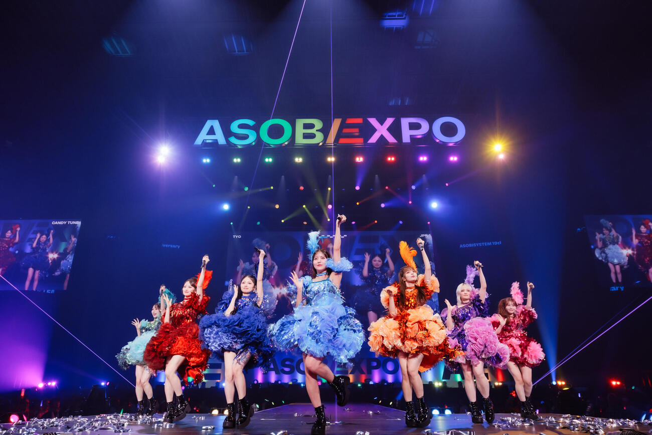 「ASOBISYSTEM 19th Anniversary ASOBIEXPO 2026」でパフォーマンスするCANDY TUNE（（C）ASOBISYSTEM）