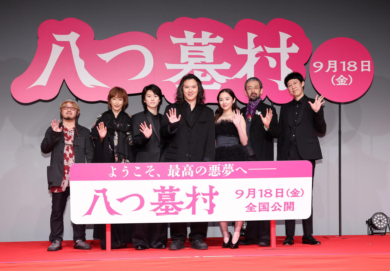 写真に納まる、左から清水崇監督、高島礼子、奥智哉、尾上松也、堀田真由、滝藤賢一、小籔千豊（撮影・鈴木正人）