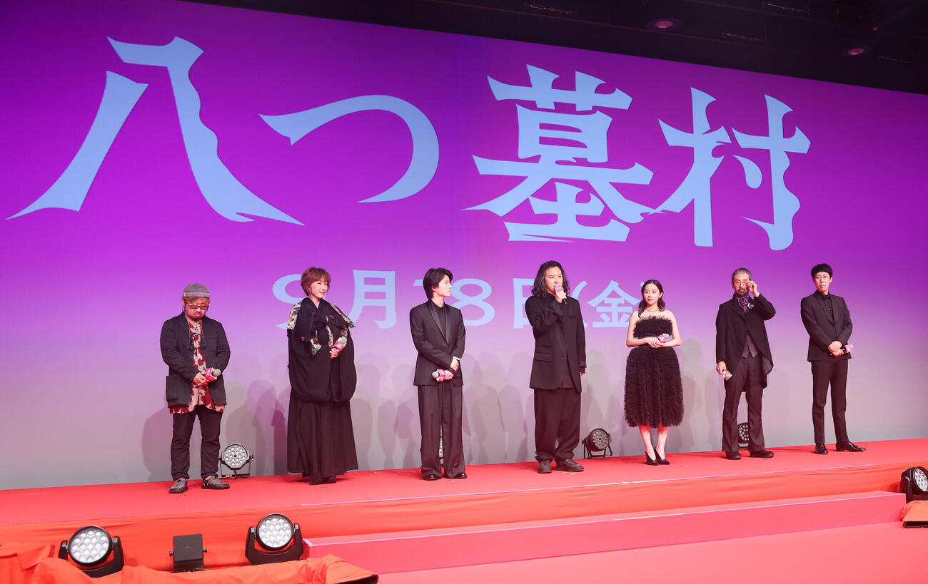 写真に納まる、左から清水崇監督、高島礼子、奥智哉、尾上松也、堀田真由、小籔千豊（撮影・鈴木正人）