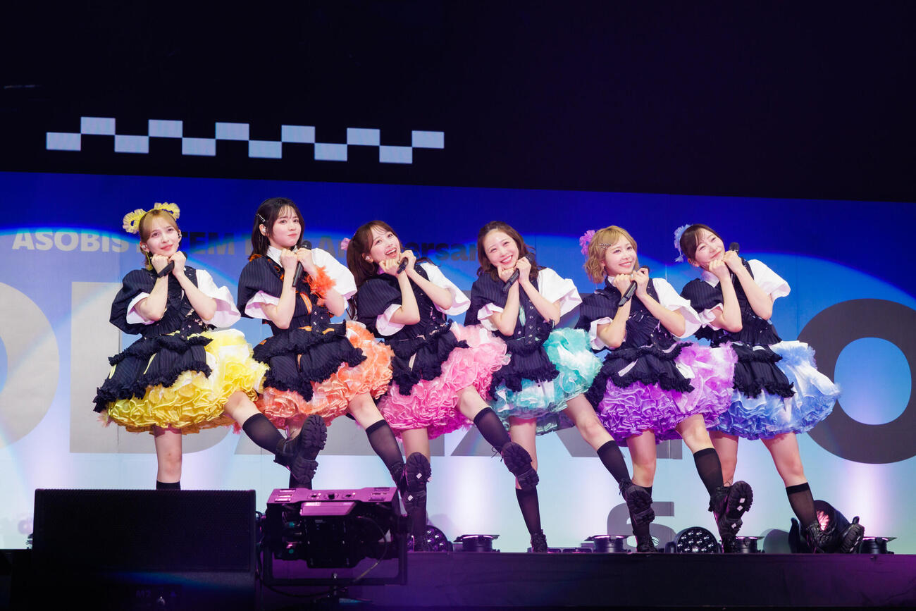 パフォーマンスするFRUITS ZIPPER（C）ASOBISYSTEM