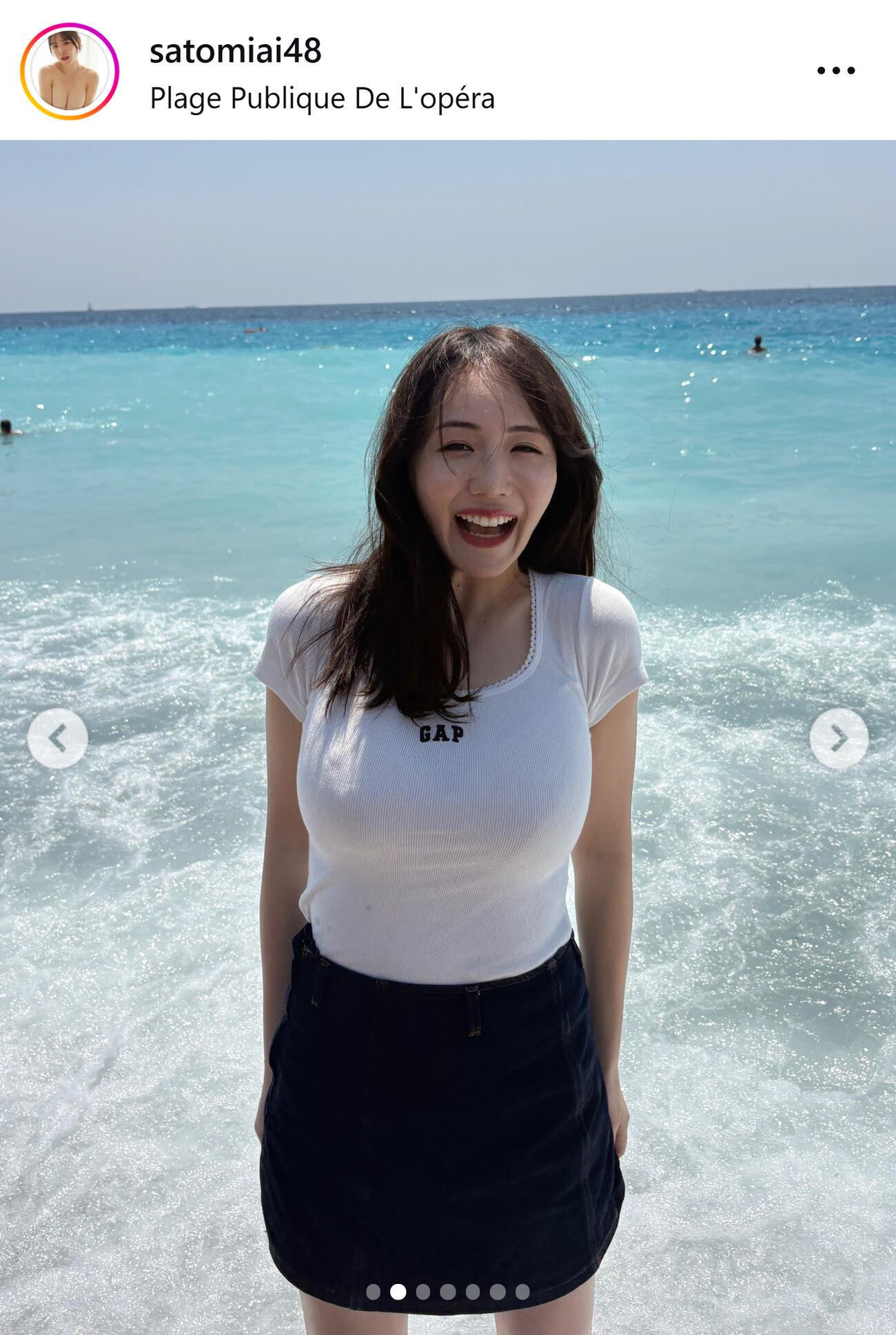 海辺でボディーラインくっきり白T姿（さとみあいのインスタグラムから）