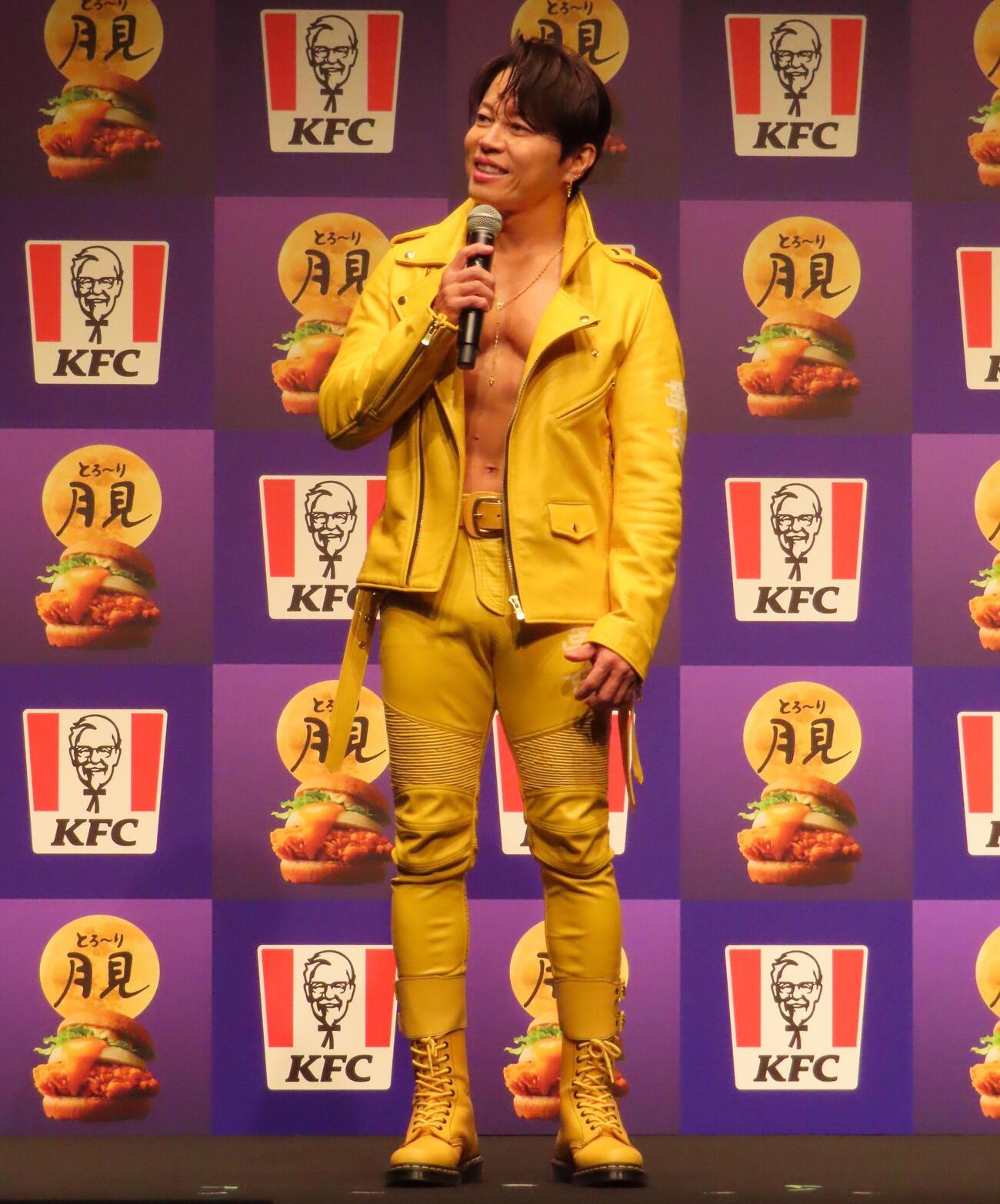 「ケンタッキーフライドチキン『とろ～り月見』新商品発表会」イベントに全身黄色い衣装で登壇した西川貴教
