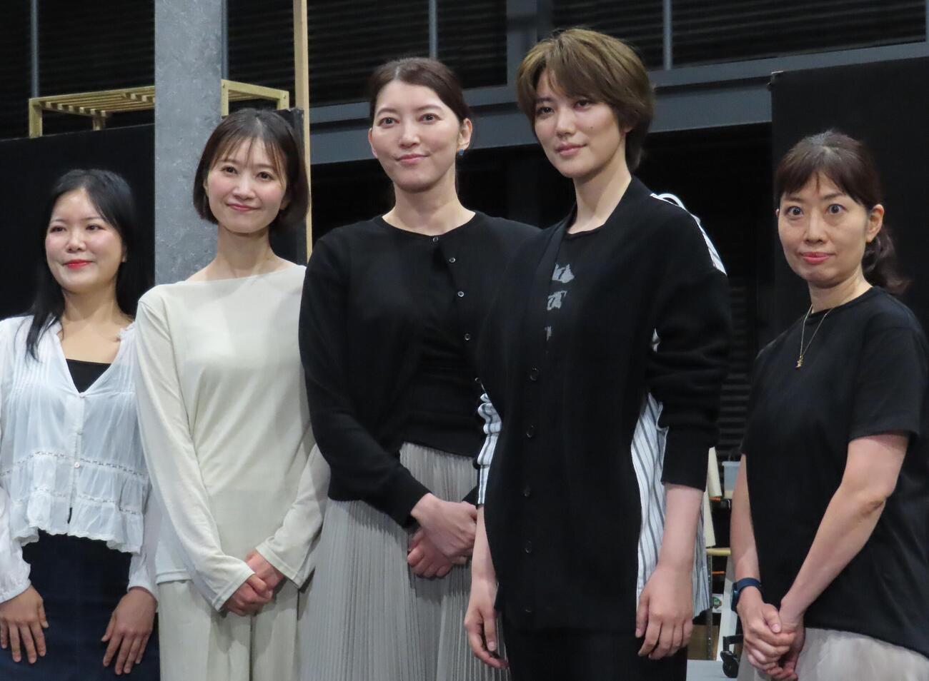 音楽劇「39歳」取材会に出席した、左から作曲と編曲のキム・ヒョウンさん、夢咲ねね、朝夏まなと、七海ひろき、演出の小山ゆうなさん