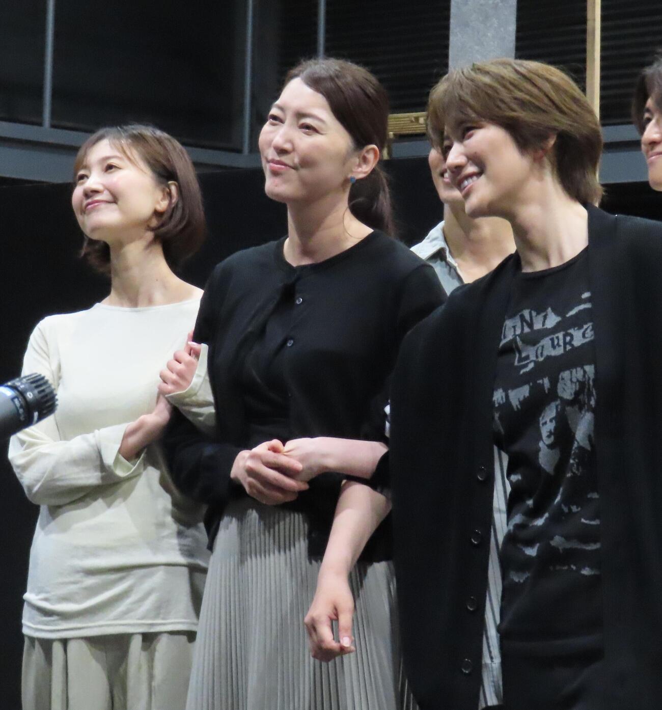 音楽劇「39歳」の稽古を行う、左から夢咲ねね、朝夏まなと、七海ひろき