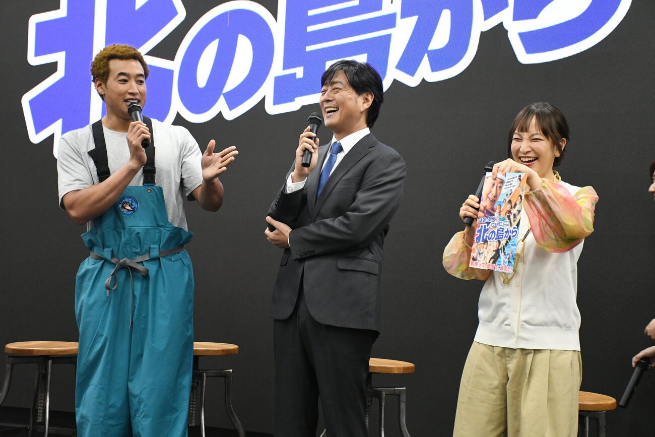 タクフェス第14弾「北の島から」制作発表会見に出席し主宰の宅間孝行（中央）にクレームを入れる関口メンディー。右は鈴木杏樹（撮影・大友陽平）
