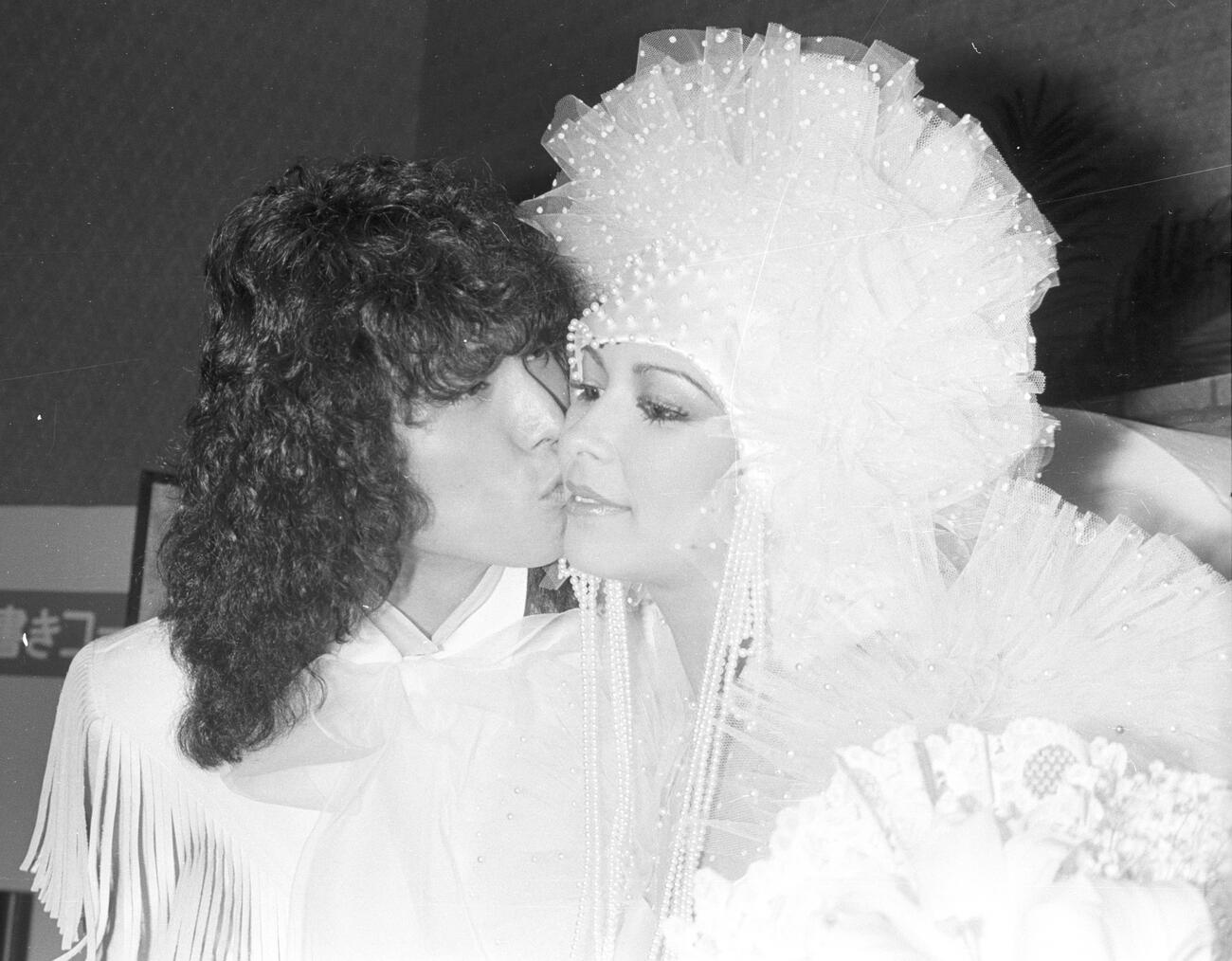 披露宴で桑名正博さんにキスされるアン・ルイス（1980年4月頃）