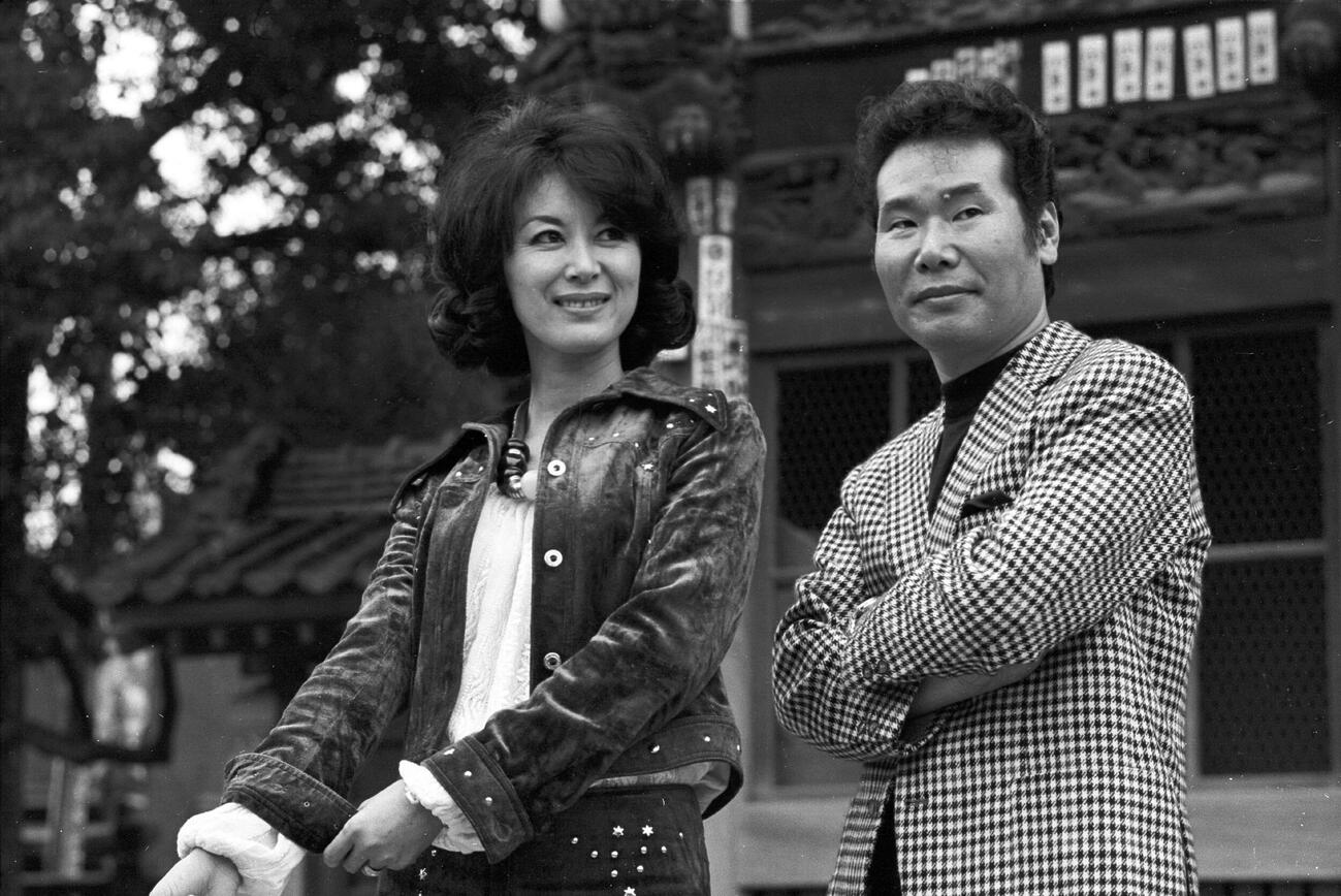 映画「男はつらいよ　私の寅さん」（第12作）でマドンナを演じた岸恵子さん。右は渥美清さん　1973年撮影