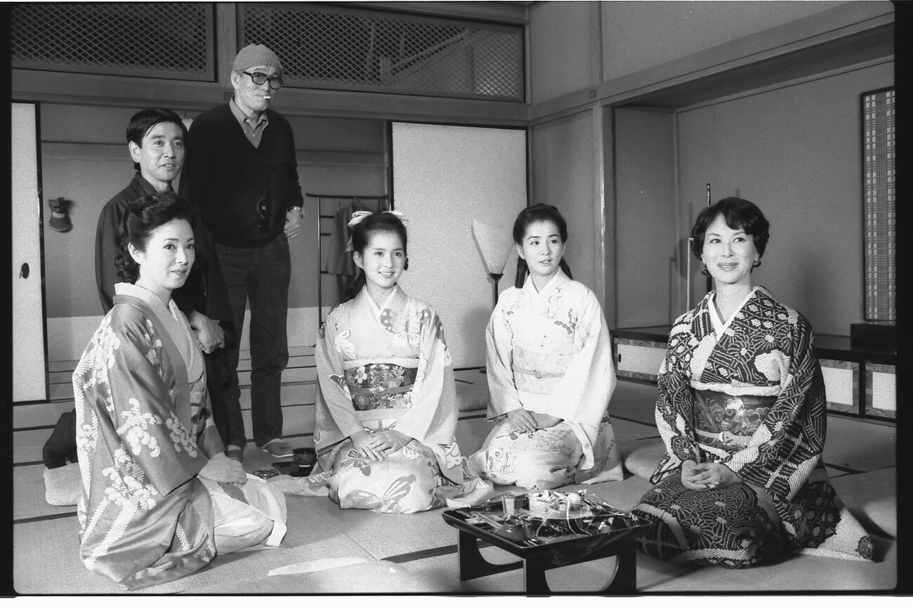 82年10月、映画「細雪」の撮影で。左から佐久間良子、石坂浩二、市川昆監督、古手川祐子、吉永小百合、、岸惠子さん