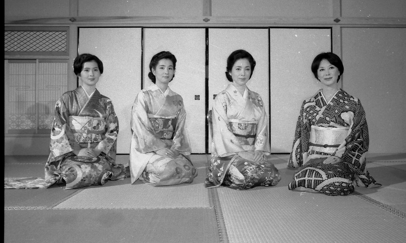 82年10月、映画「細雪」製作発表で。左から古手川祐子、吉永小百合、佐久間良子、岸惠子さん