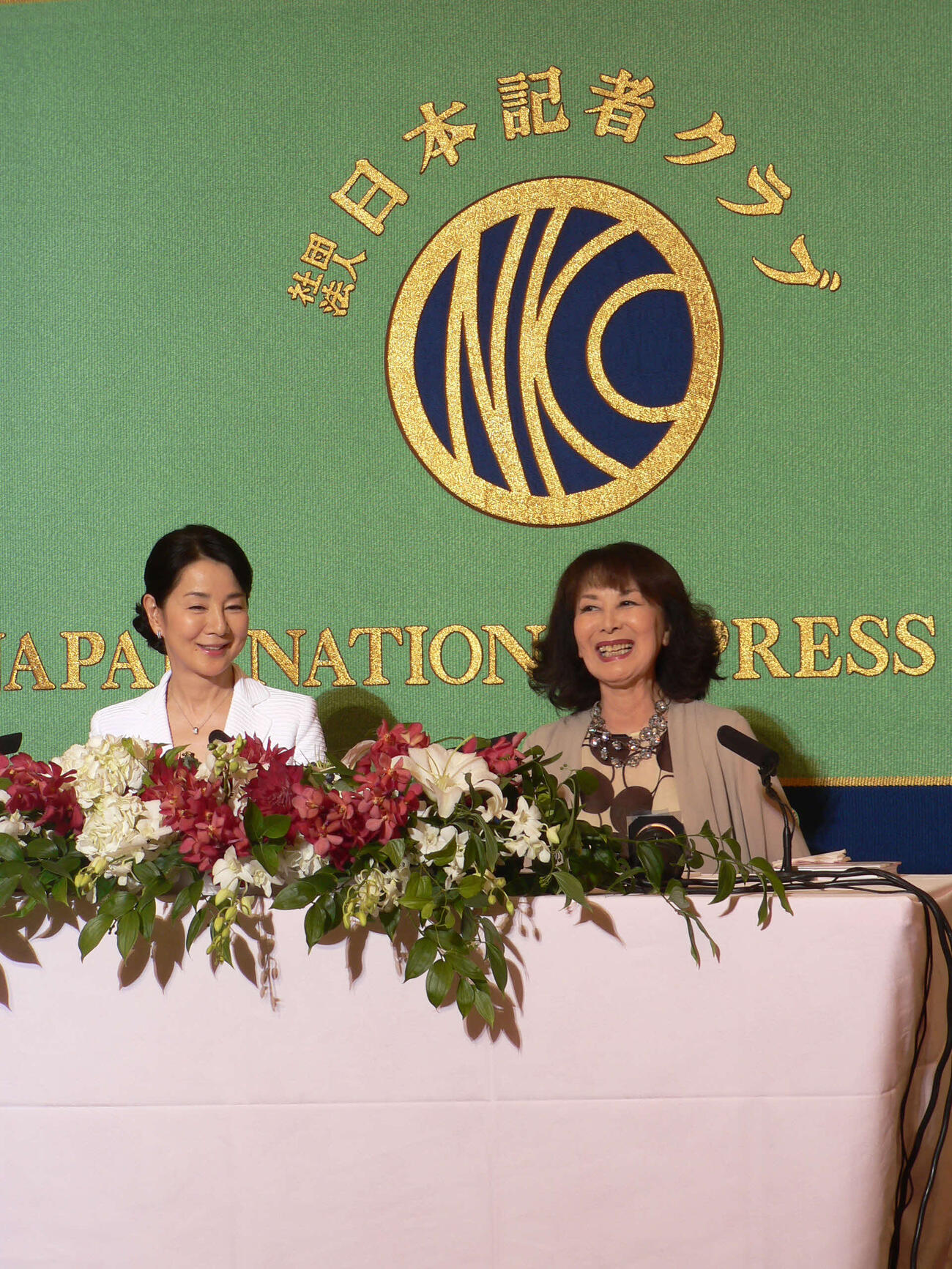 共著「歩いて行く二人」発売記念会見　共著「歩いて行く二人」発売を記念した会見を開いた吉永小百合（左）と岸惠子（岸恵子）＝2014年7月7日