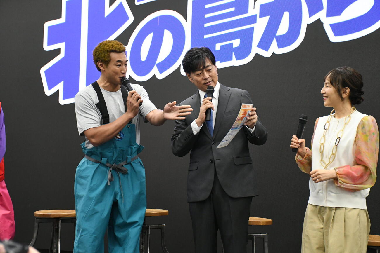 タクフェス第14弾「北の島から」制作発表会見に出席し主宰の宅間孝行（中央）にクレームを入れる関口メンディー。右は鈴木杏樹（撮影・大友陽平）