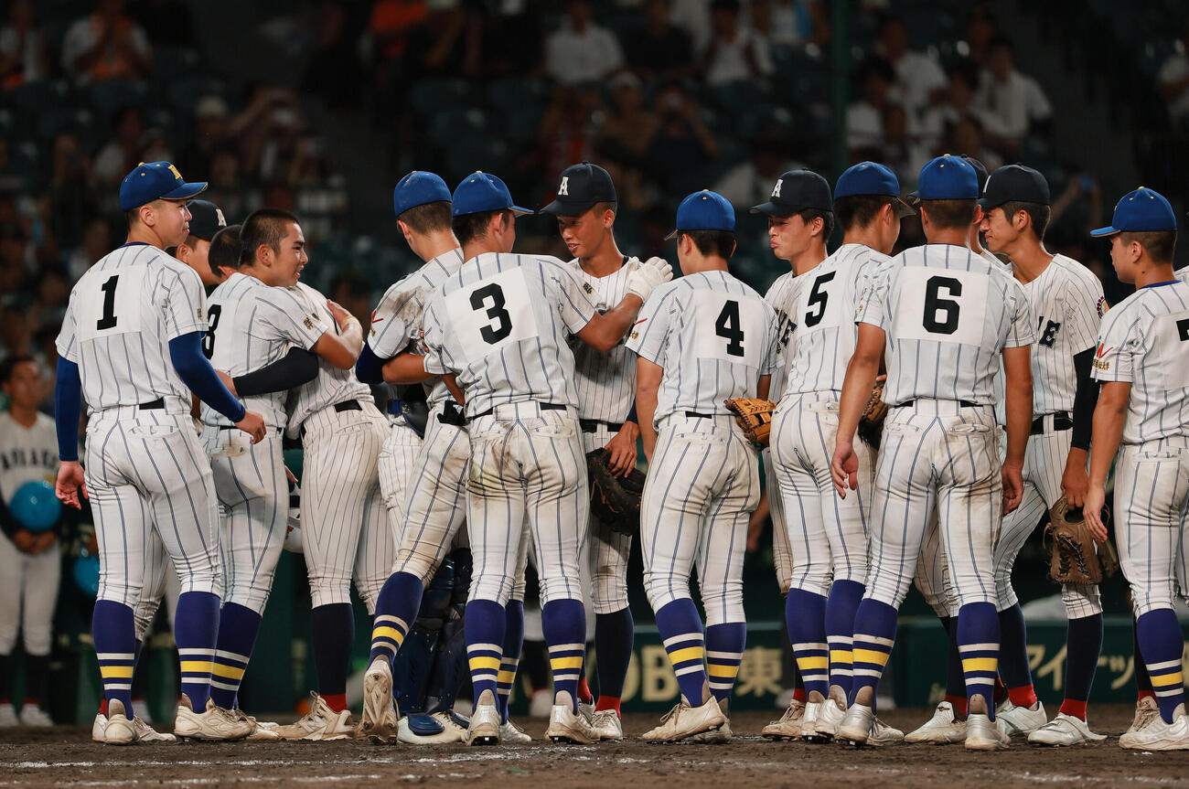 有明対健大高崎　試合後、互いの健闘をたたえ合う選手ら（2026年8月18日撮影）