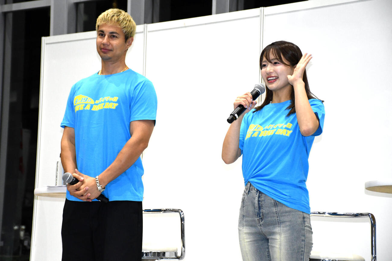 「8月19日はバイクの日　HAVE A BIKE DAY」のトークショーに出演したユージ（左）と平嶋夏海（撮影・大友陽平）