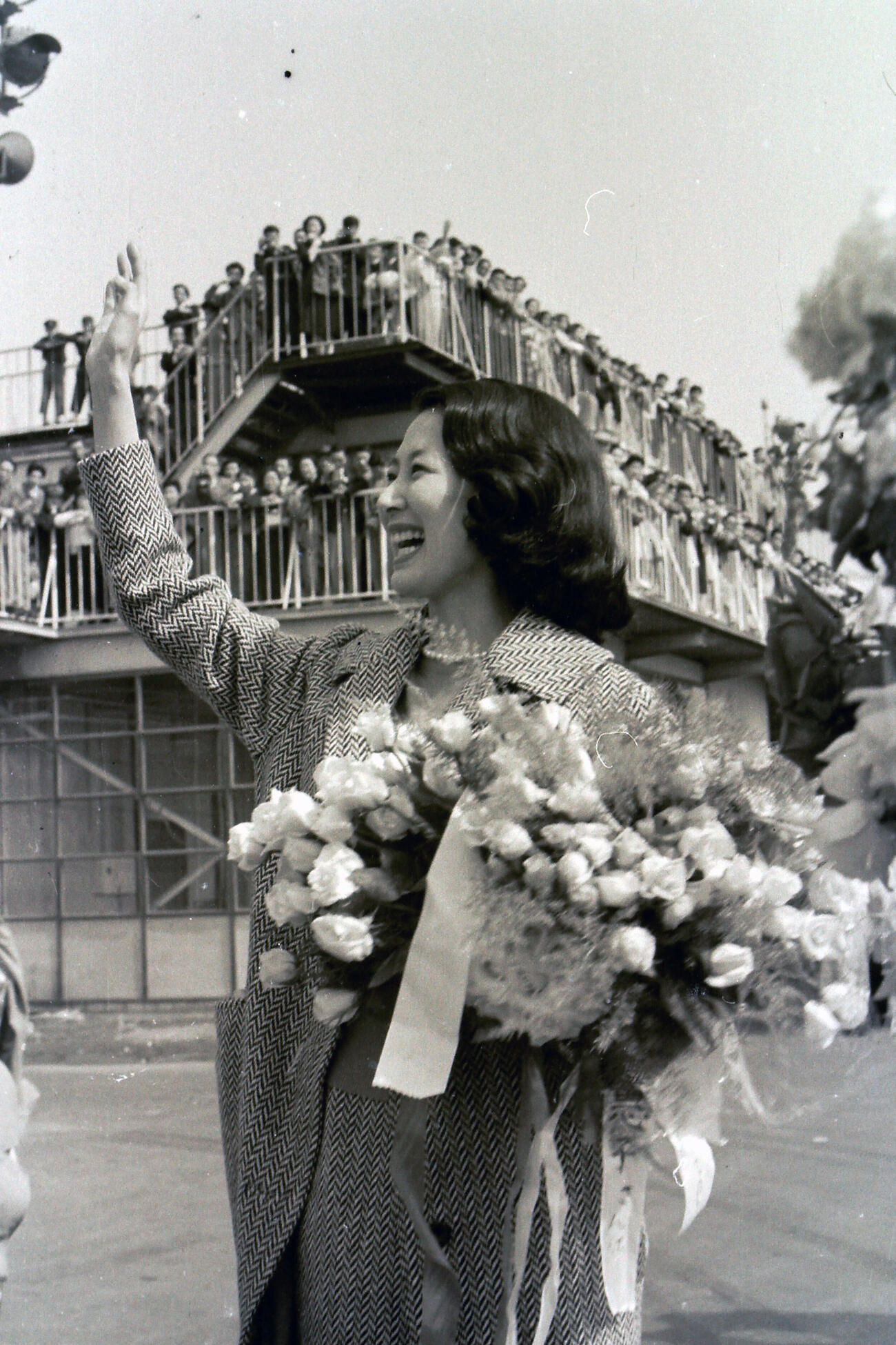 映画監督イブ・シャンピ氏と結婚のためフランスへたつ岸惠子（1957年4月撮影）