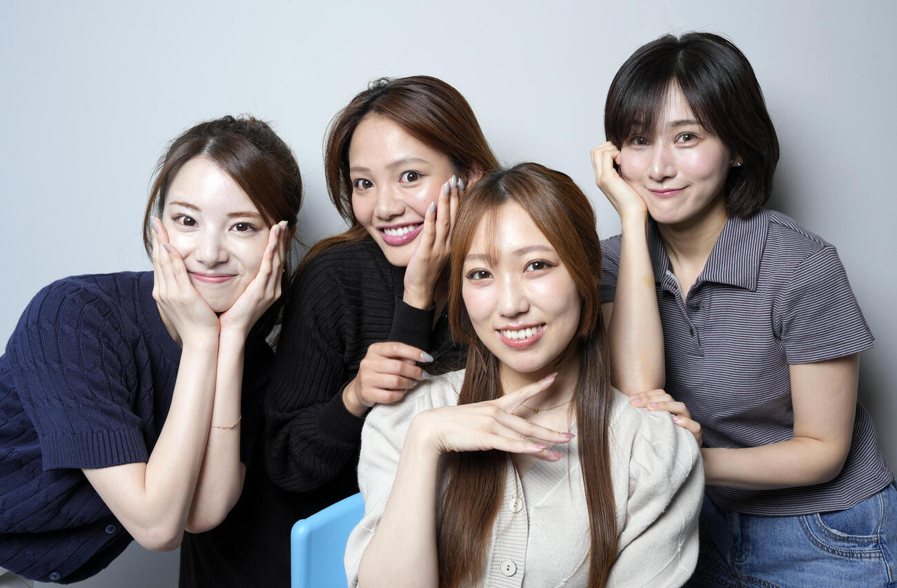 仲良くポーズを決めるsis。左からかのうみゆ、太良理穂子、あさ陽あい、MAKOTO.（撮影・小島史椰）