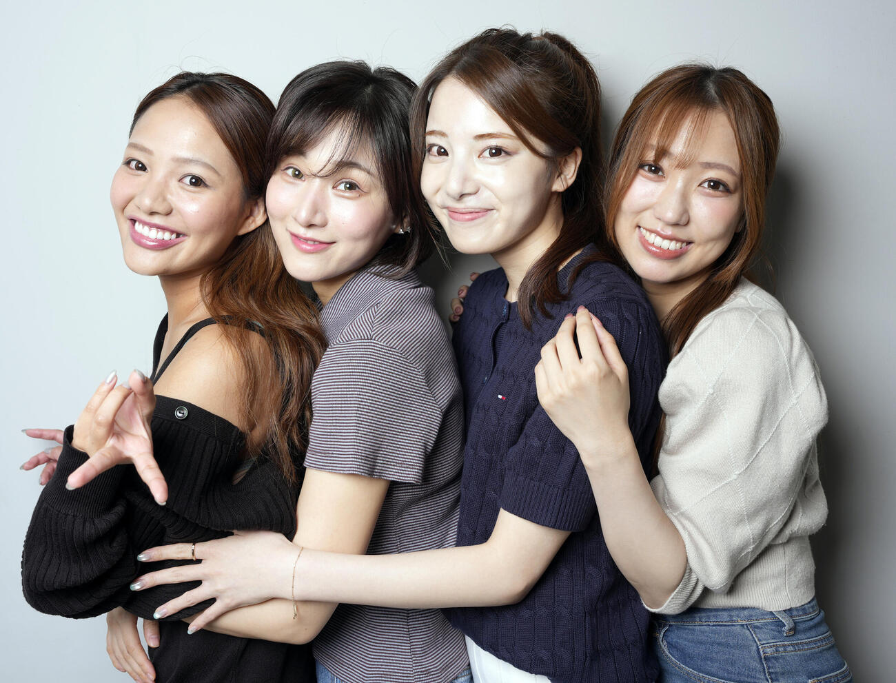 仲良く笑顔を見せるsis。左から太良理穂子、MAKOTO.、かのうみゆ、あさ陽あい（撮影・小島史椰）