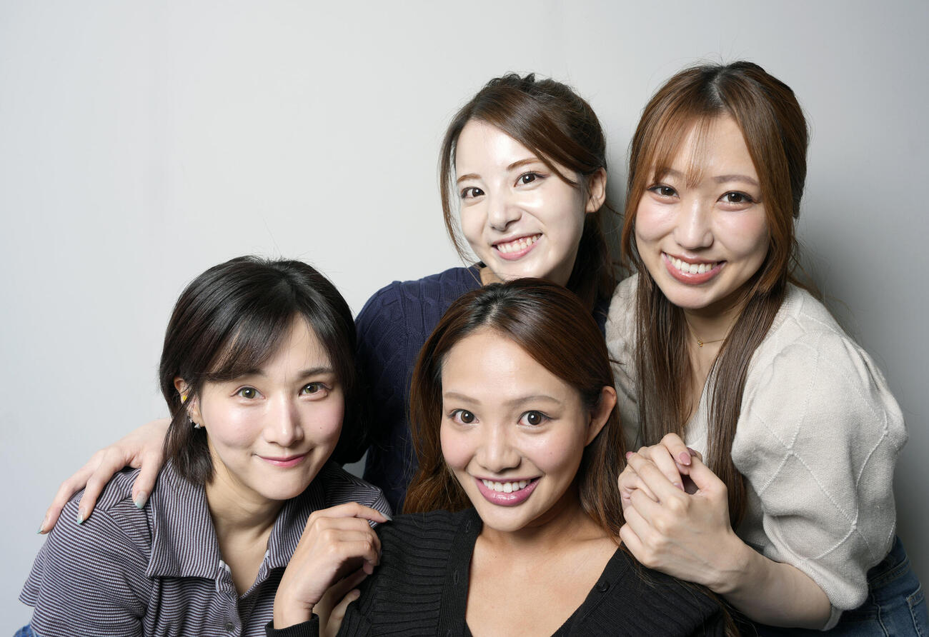 仲良く笑顔を見せるsis。左上から時計回りに、かのうみゆ、あさ陽あい、太良理穂子、MAKOTO.（撮影・小島史椰）