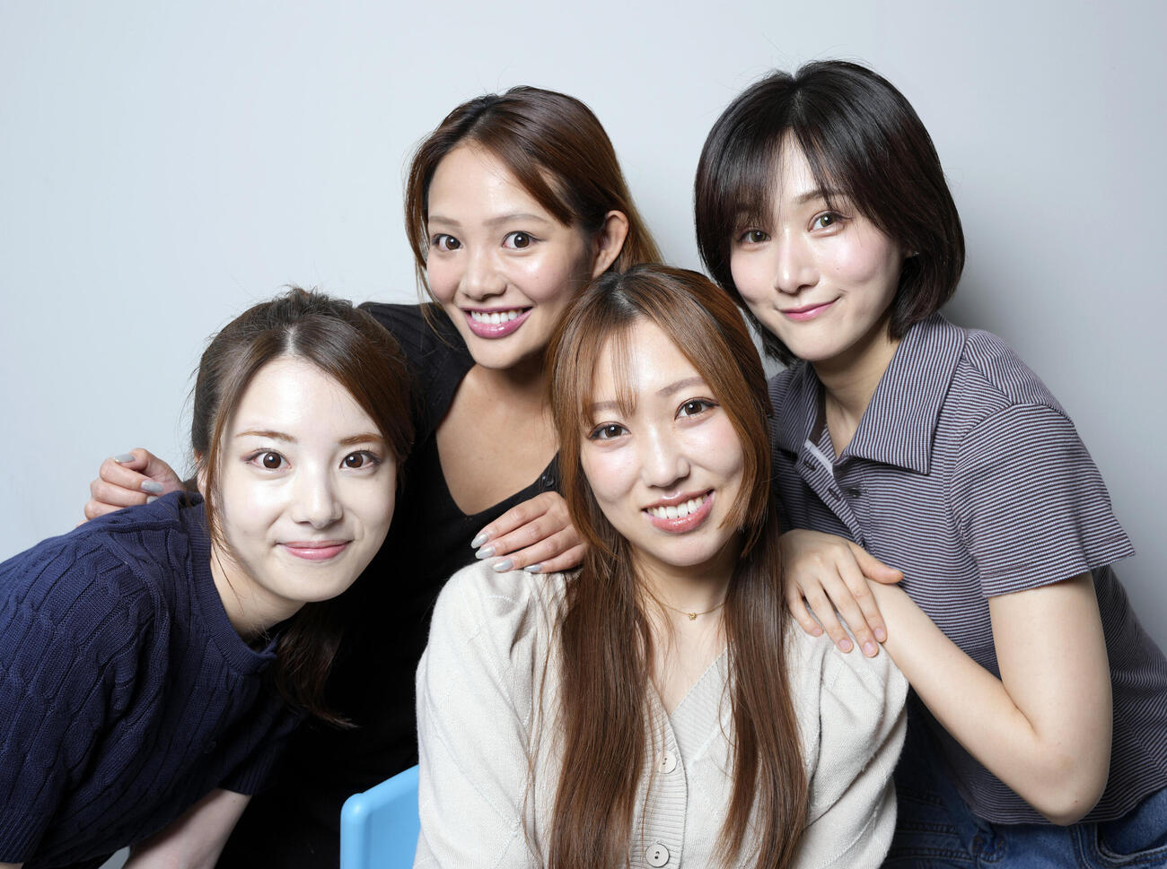 仲良く笑顔を見せるsis。左からかのうみゆ、太良理穂子、あさ陽あい、MAKOTO.（撮影・小島史椰）