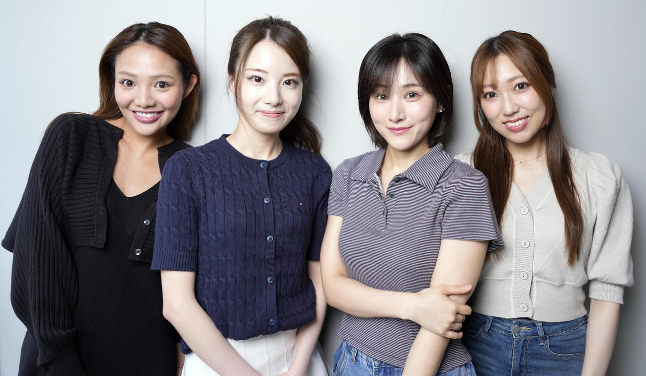 笑顔を見せるsis。左から太良理穂子、かのうみゆ、MAKOTO.、あさ陽あい（撮影・小島史椰）