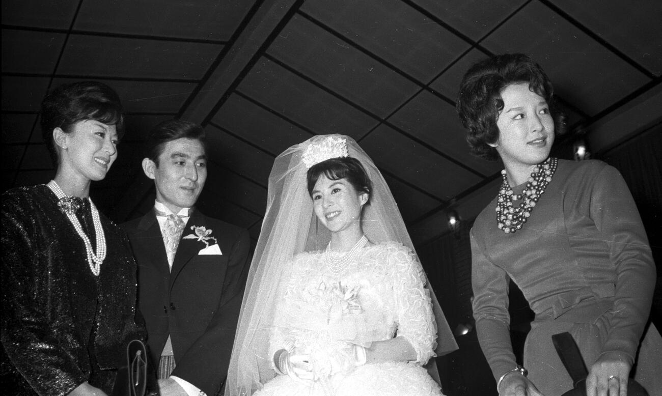 平田明彦、久我美子の結婚式を祝福する岸恵子（左端）と有馬稲子（右端）（1961年）
