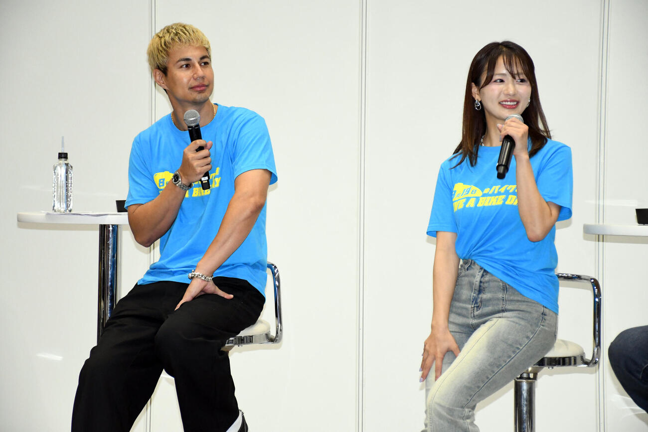 「8月19日はバイクの日　HAVE A BIKE DAY」のトークショーに出演したユージ（左）と平嶋夏海（撮影・大友陽平）