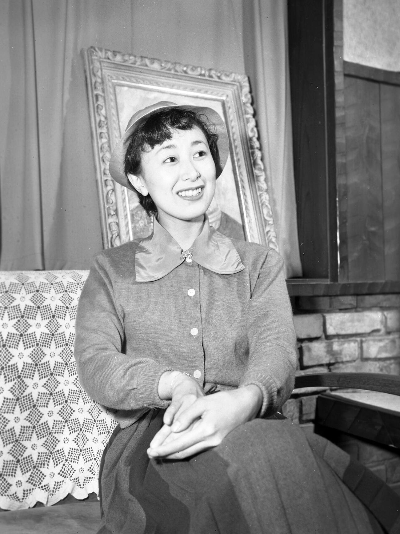 「君の名は」の映画化にともない岸恵子の「真知子巻き」は全国的に流行した（1954年6月撮影）