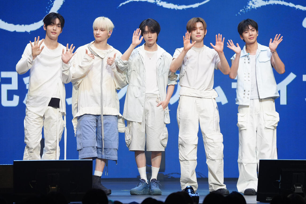 日本でのシングル発売を記念したプレミアムライブを前にステージに登場するTOMORROW X TOGETHER、左からSOOBIN、HUENINGKAI、BEOMGYU、YEONJUN、TAEHYUN（撮影・清水貴仁）