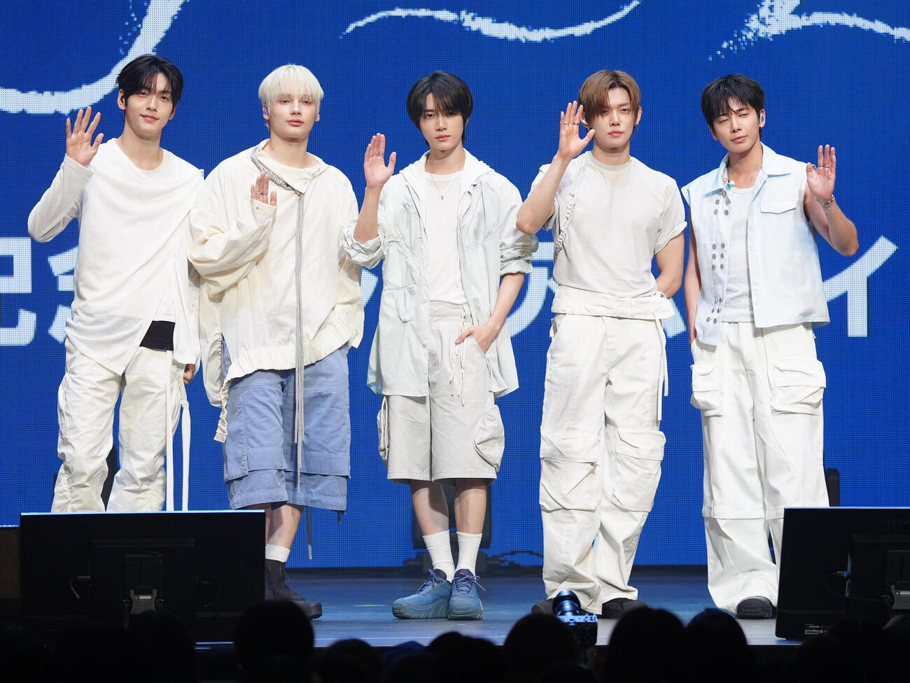 日本でのシングル発売を記念したプレミアムライブを前にステージに登場するTOMORROW X TOGETHER、左からSOOBIN、HUENINGKAI、BEOMGYU、YEONJUN、TAEHYUN（撮影・清水貴仁）