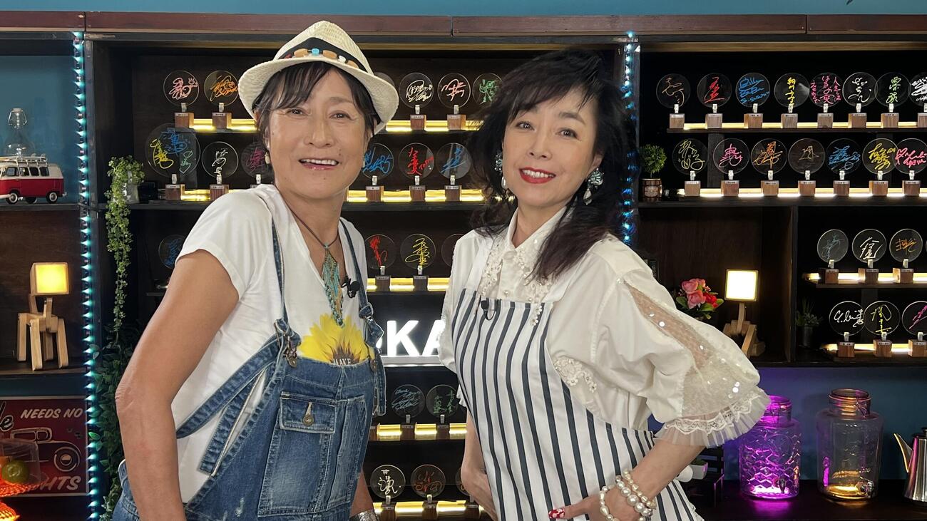 EPO（左）はデビュー同期の柏原芳恵（右）との楽しいトークで盛り上がる