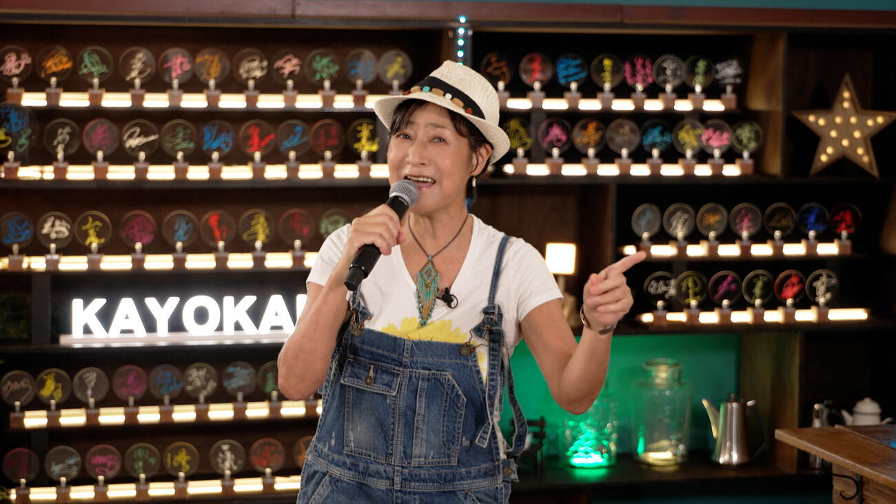 「オレたちひょうきん族」のエンディングテーマ曲「DOWN TOWN」などを歌うEPO