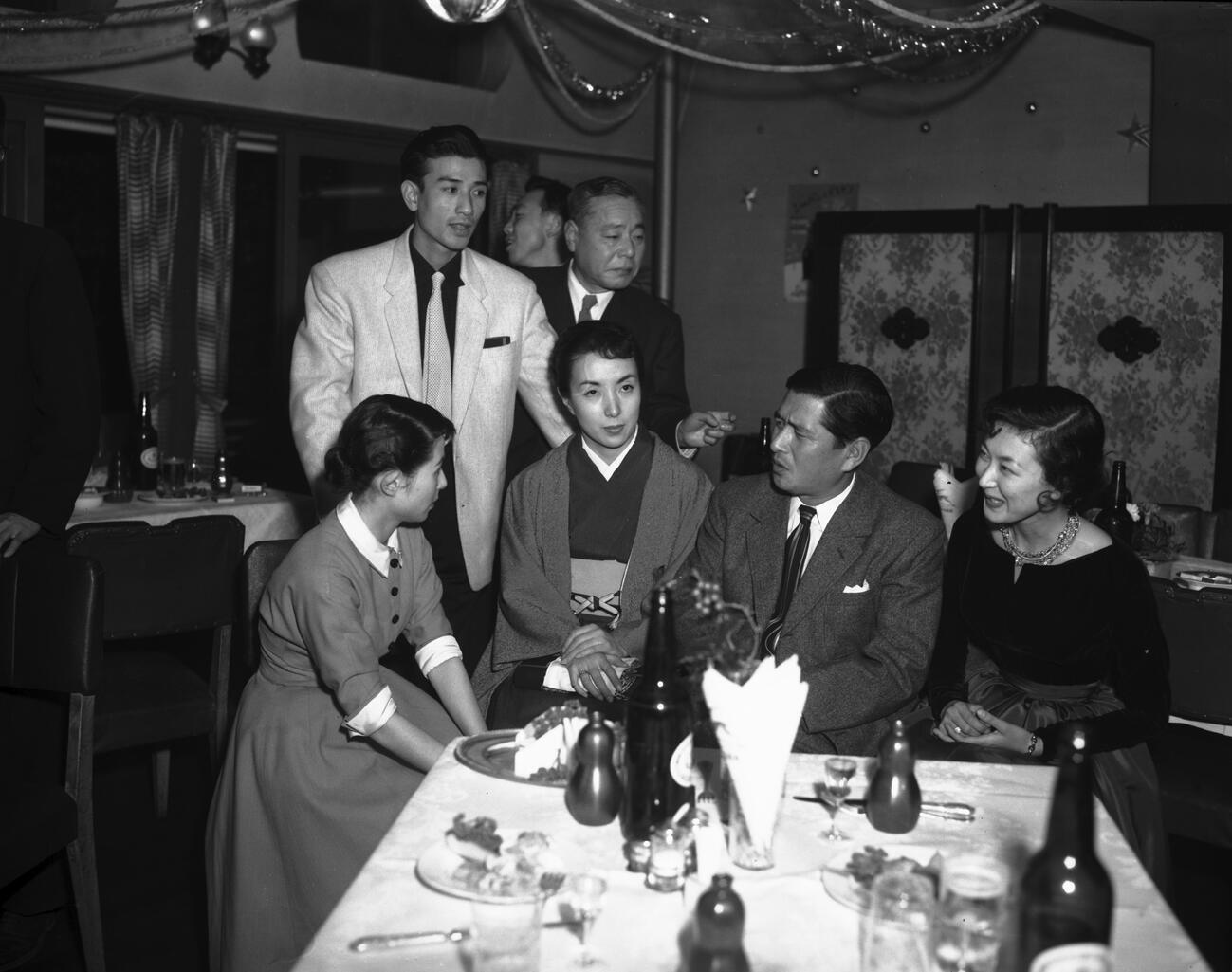 映画俳優合同忘年会　左から2人目が佐田啓二さん。右端が岸惠子さん（1954年撮影）