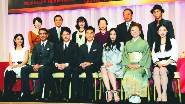 2010年TBS開局60周年記念ドラマ「99年の愛」の制作発表に出席した出演者たち。左前から川島海荷、中井貴一、松山ケンイチ、草彅剛、仲間由紀恵、泉ピン子、寺島咲、左後ろから堀内敬子、市川右近、岸惠子さん、八千草薫さん、小林稔侍、中尾明慶