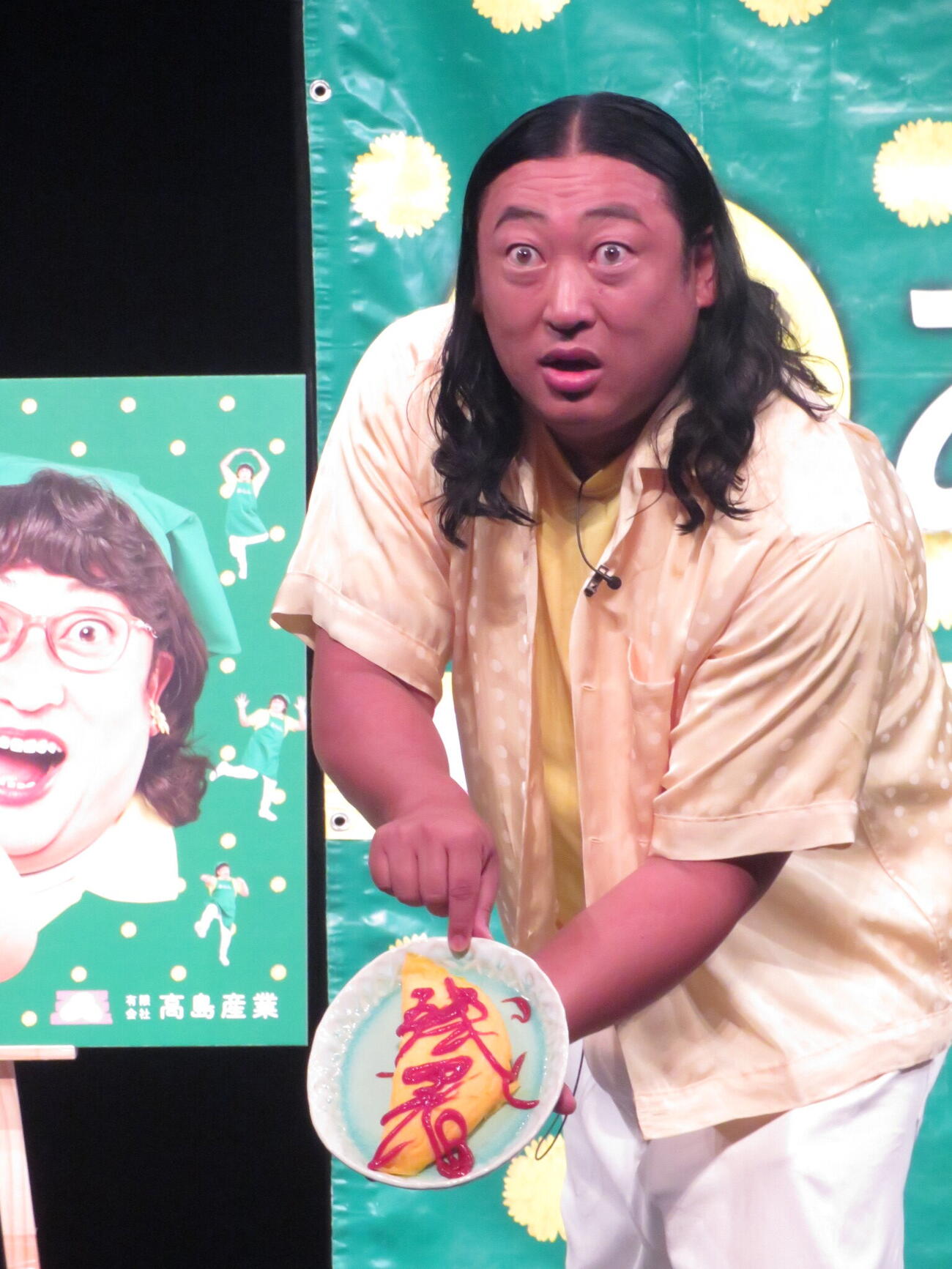 ルテイン含有卵「あらん」の新CM発表会に出席したロバート秋山竜次は、ケチャップで「残暑」と書いた「オム書道」を披露した