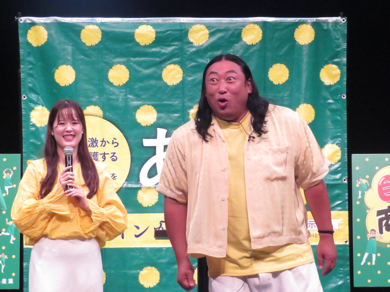 ルテイン含有卵「あらん」の新CM発表会に出席したロバート秋山竜次（右）と、元マネジャーで高島産業の高嶋佑季さん