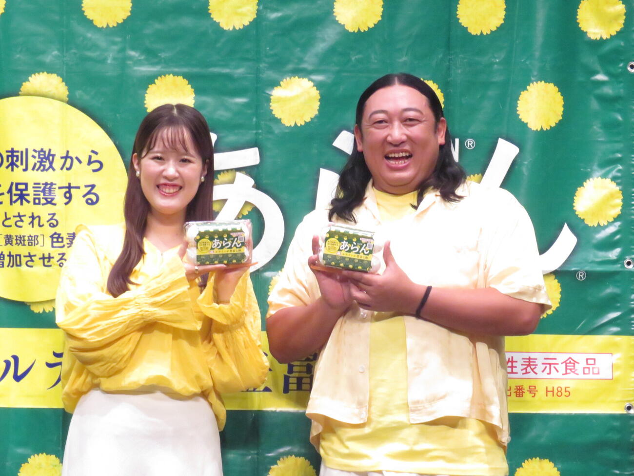 ルテイン含有卵「あらん」の新CM発表会に出席したロバート秋山竜次（右）と、元マネジャーで高島産業の高嶋佑季さん