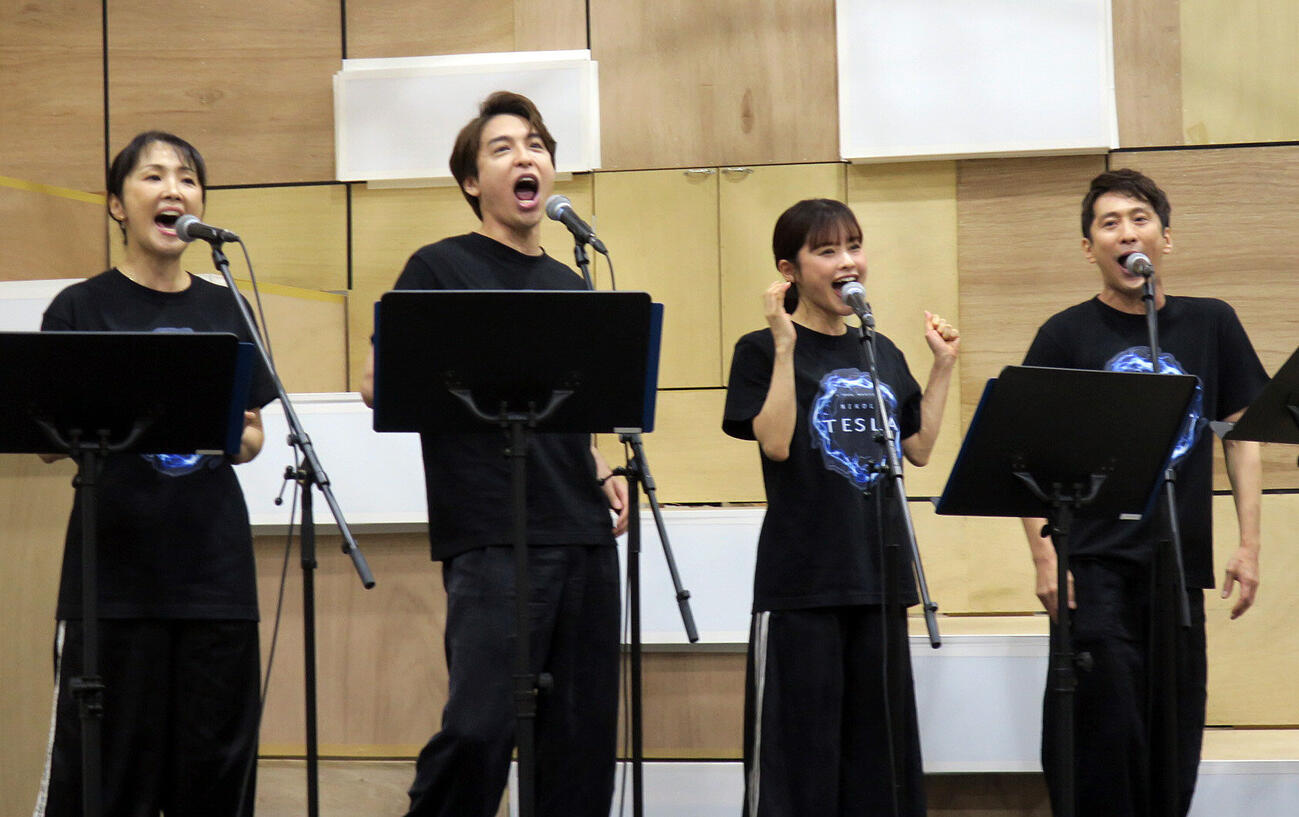 ミュージカル「ニコラ・テスラ～エジソンが恐れた孤高の天才～」けいこ場披露会見で歌唱するキャストたち。左から、濱田めぐみ、海宝直人、昆夏美、成河