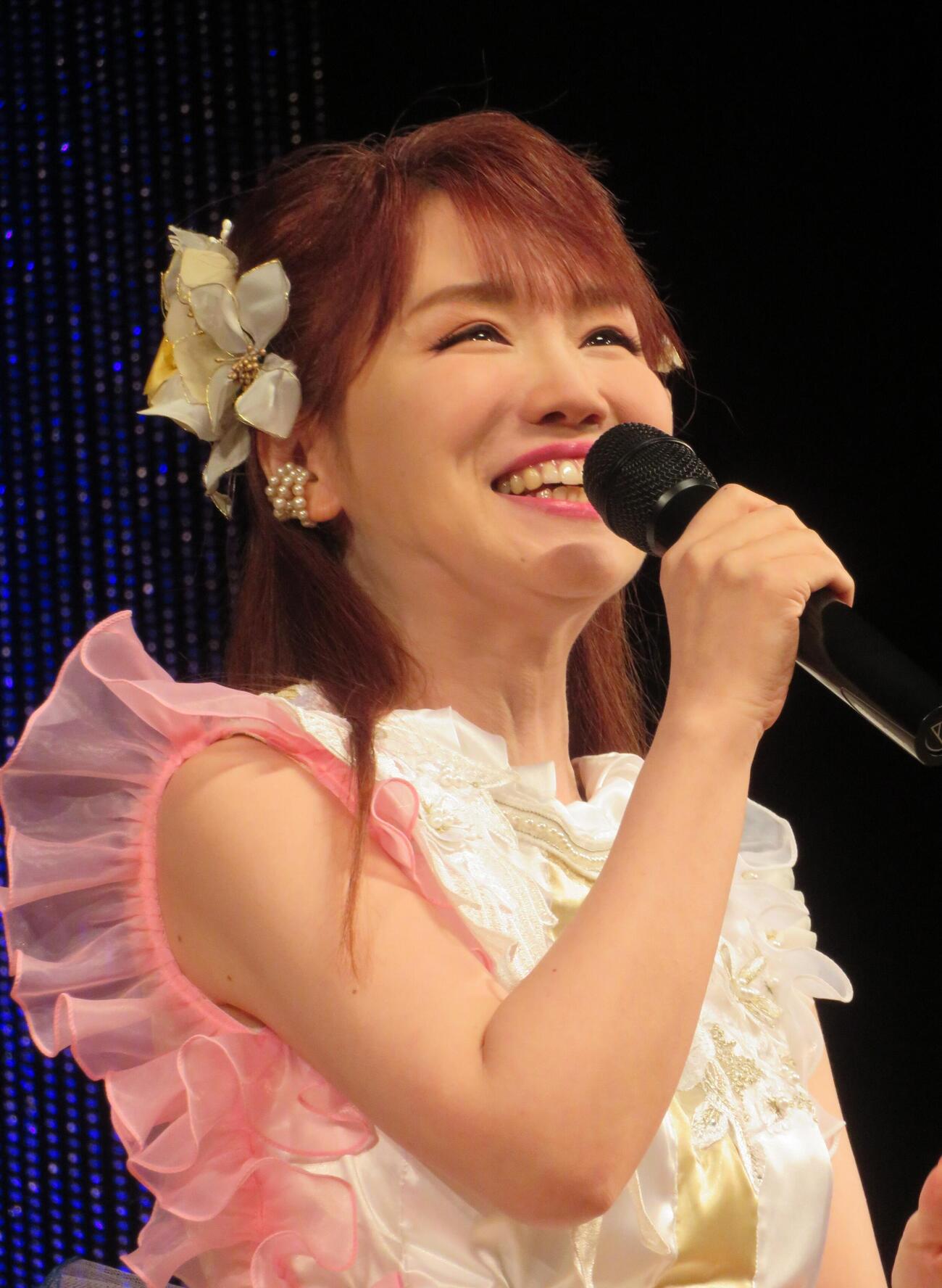 納涼歌謡ライブを行った大沢桃子（撮影・松本久）
