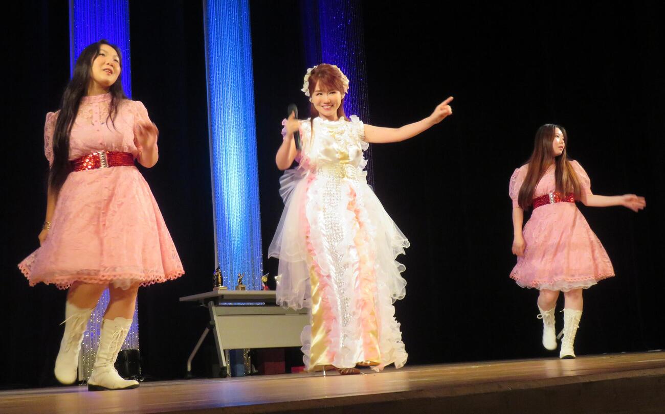 納涼歌謡ライブを行った大沢桃子、ももちゃんず（撮影・松本久）
