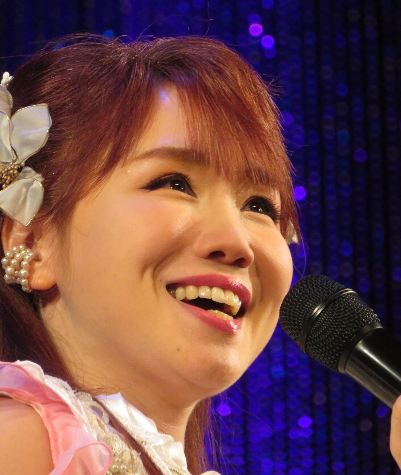 納涼歌謡ライブを行った大沢桃子（撮影・松本久）
