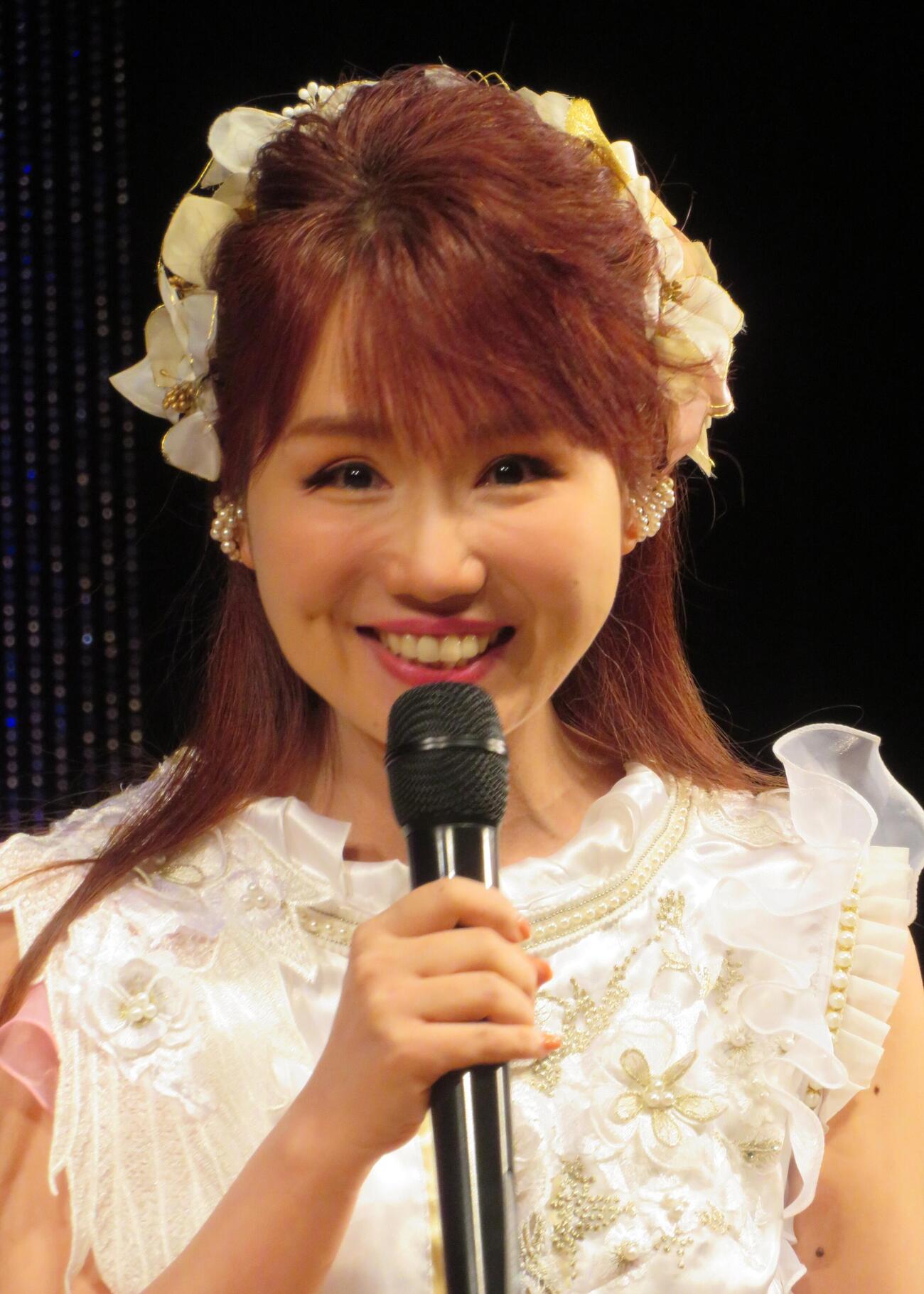 納涼歌謡ライブを行った大沢桃子（撮影・松本久）
