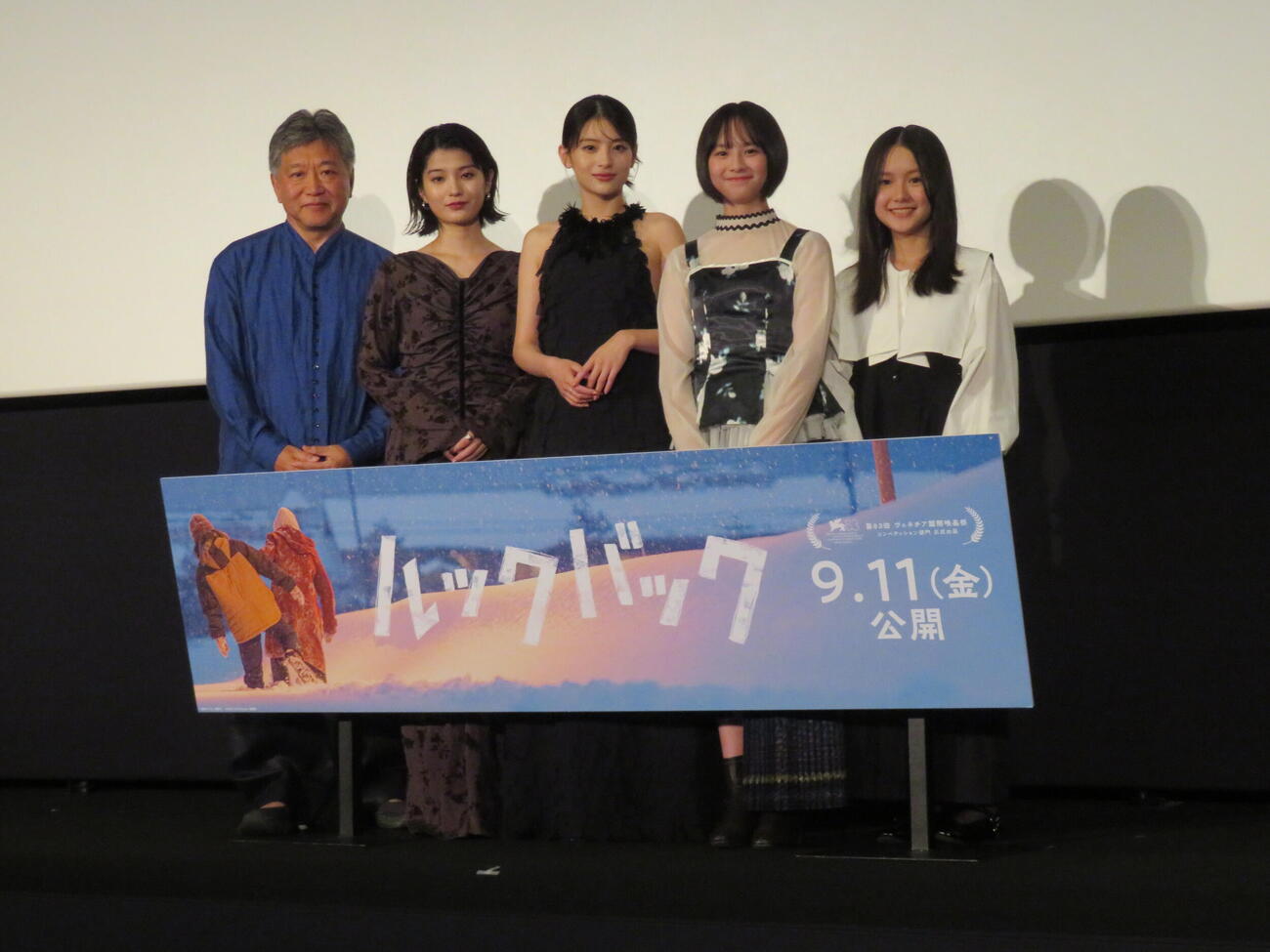 映画「ルックバック」完成報告イベントに登壇した、左から是枝裕和監督、蒔田彩珠、出口夏希、七瀬ふうり、岡田六花（撮影・村上幸将）