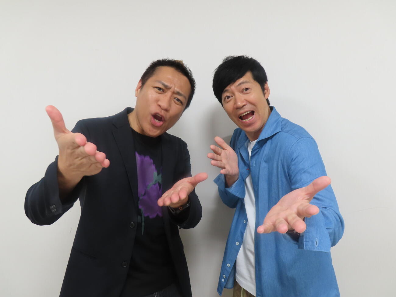 東京浅草新喜劇旗揚げ公演「家族以上、父親未満」に意欲を見せる、はなわ（左）と東貴博