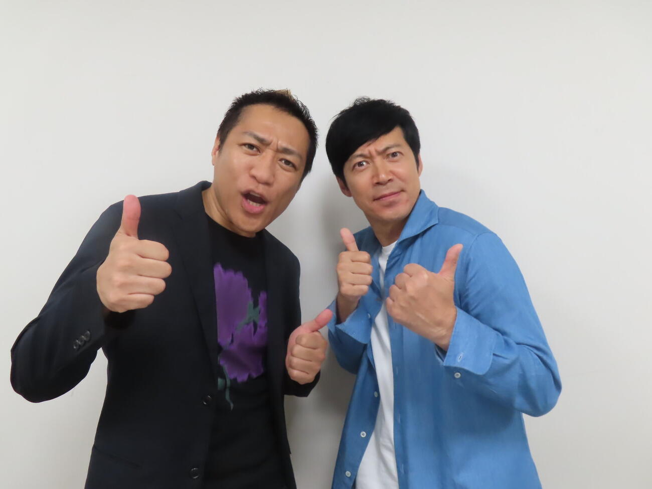 東京浅草新喜劇旗揚げ公演「家族以上、父親未満」に意欲を見せる、はなわ（左）と東貴博