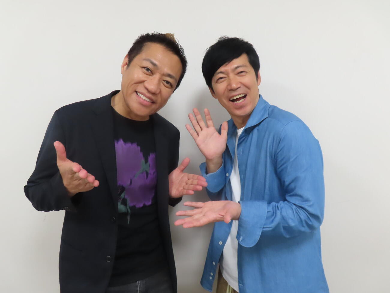 東京浅草新喜劇旗揚げ公演「家族以上、父親未満」に意欲を見せる、はなわ（左）と東貴博