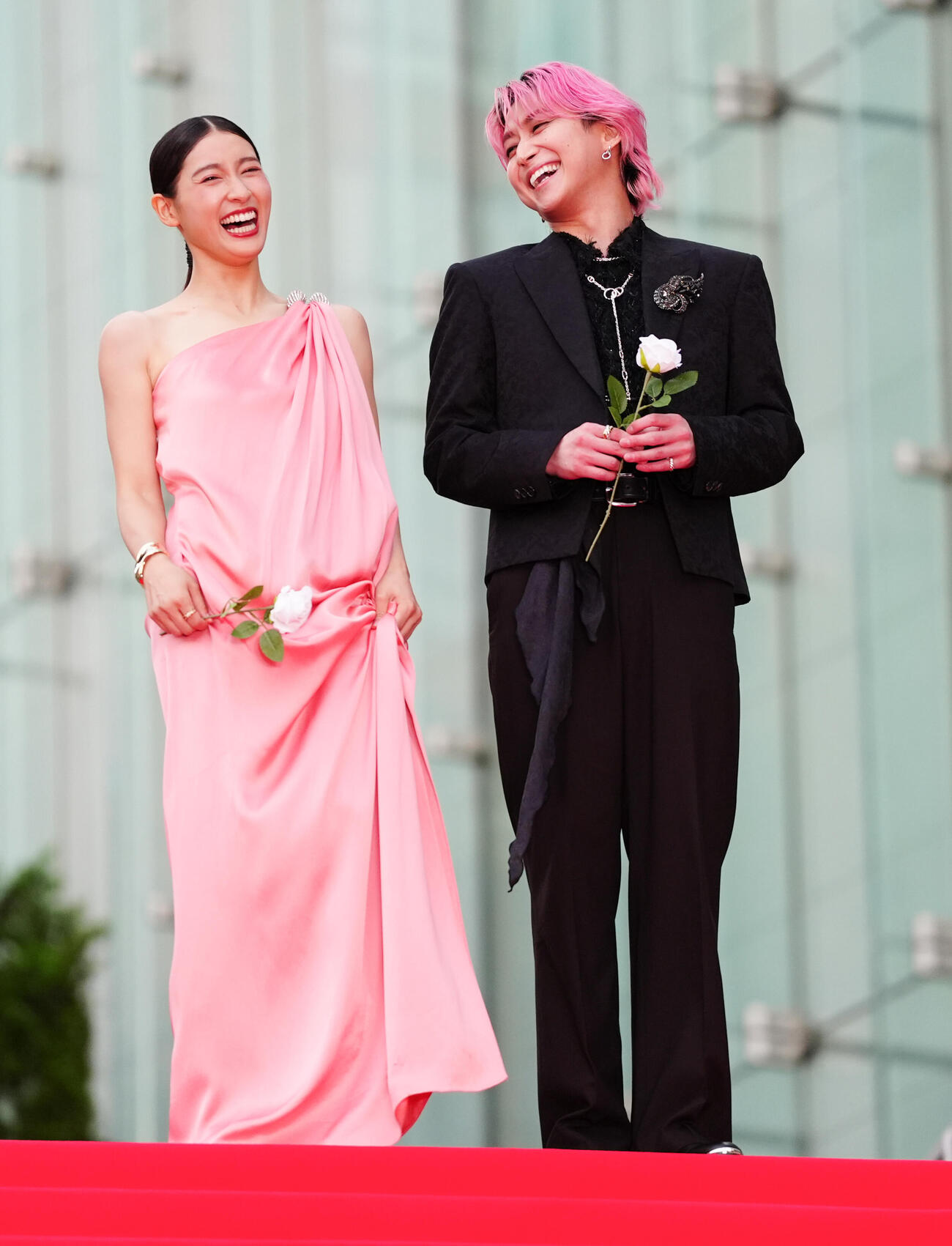 映画「マッチング　TRUE LOVE」レッドカーペットイベントで笑顔の土屋太鳳（左）と佐久間大介（撮影・鈴木みどり）