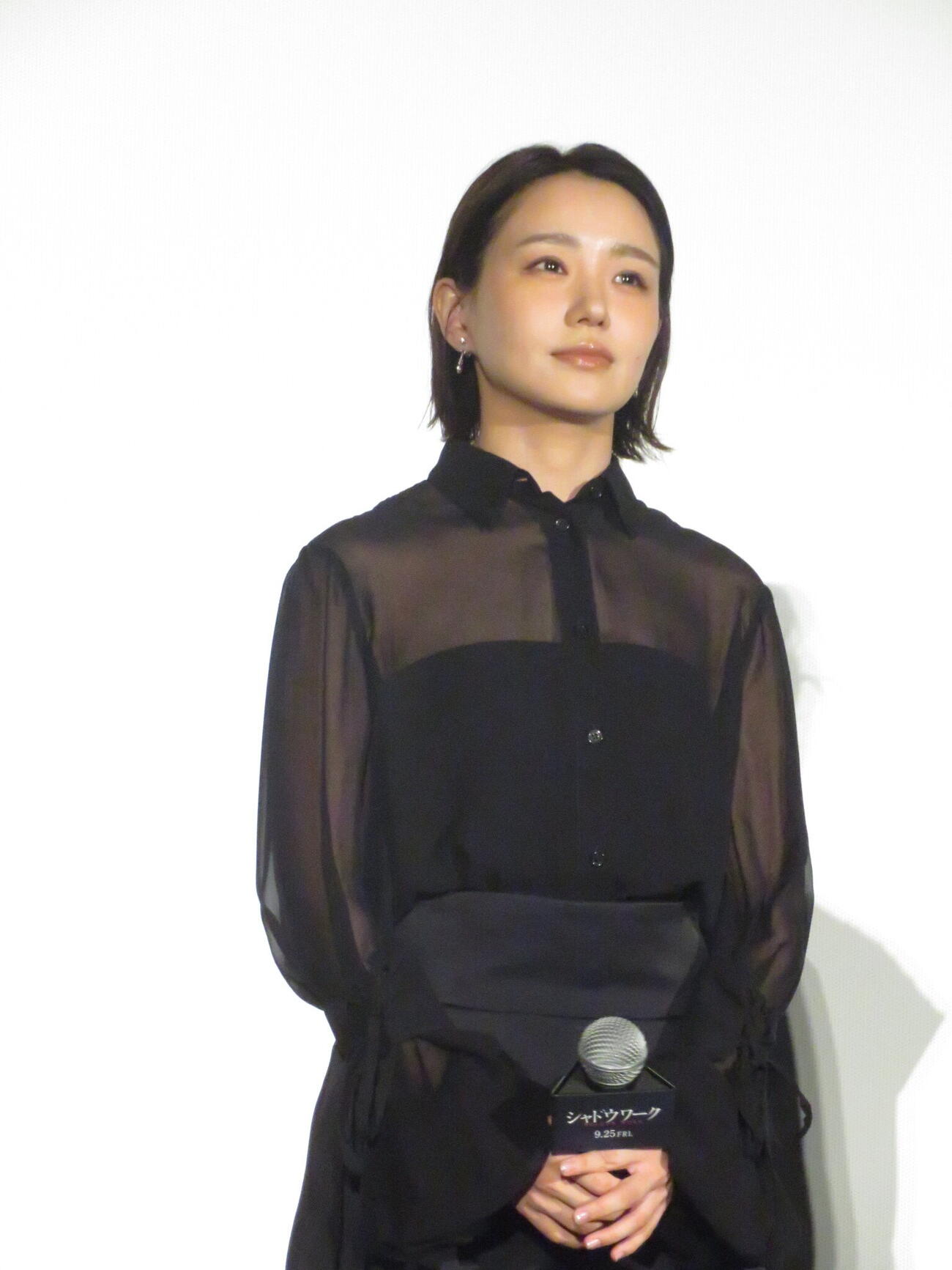 映画「シャドウワーク」の完成披露上映会に出席した奈緒