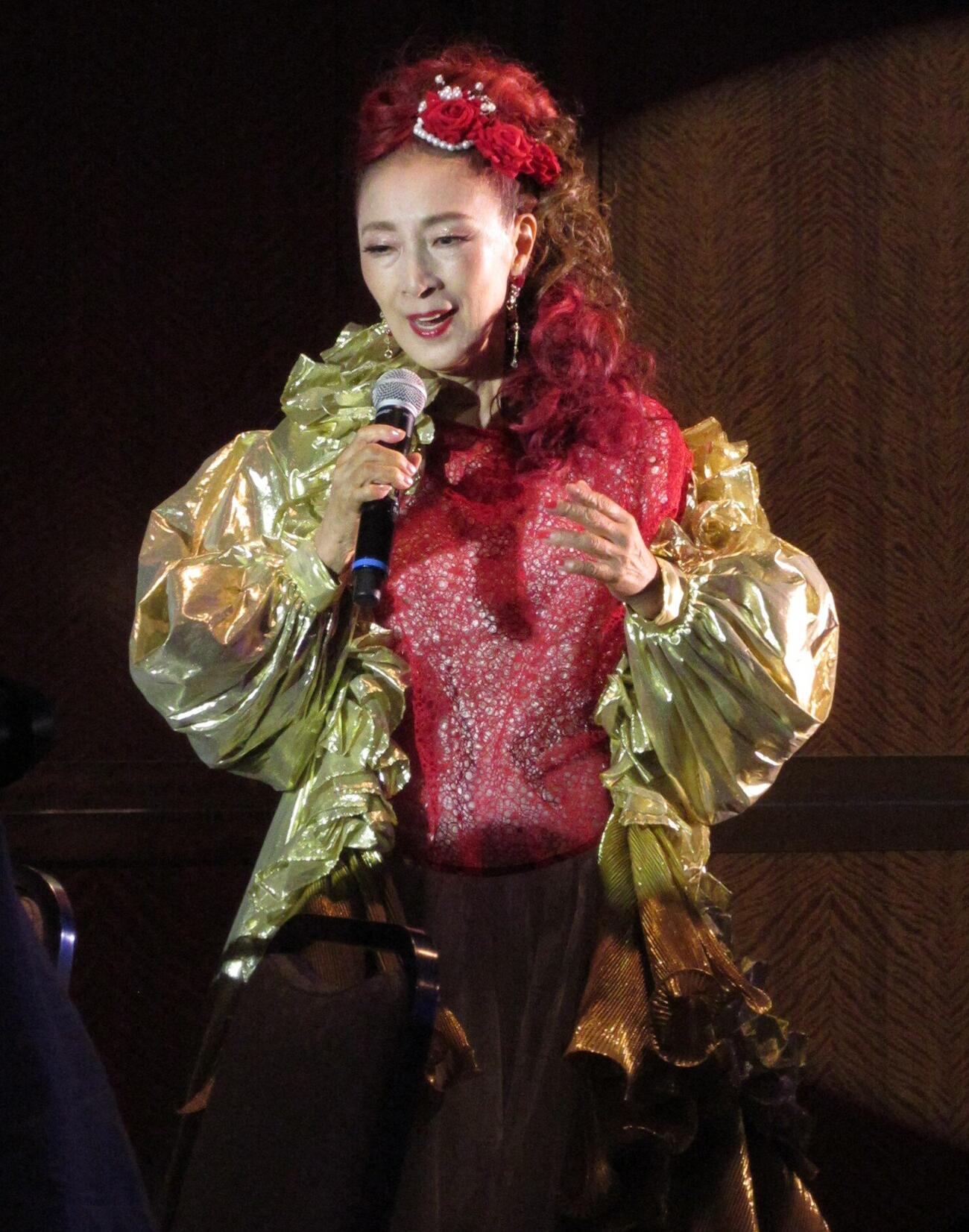 ディナーショーで熱唱する安倍理津子（撮影・笹森文彦）