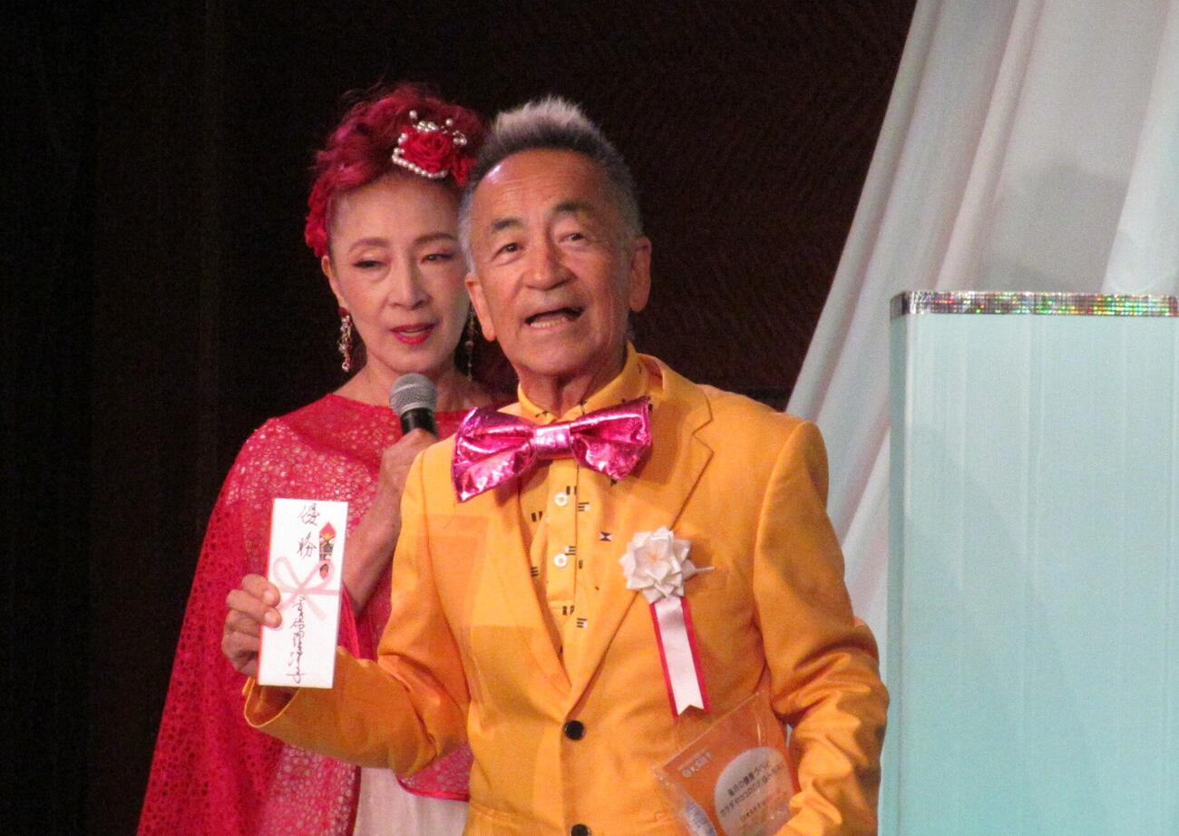 カラオケ大会の審査委員長を務めたせんだみつお。後方は安倍理津子（撮影・笹森文彦）