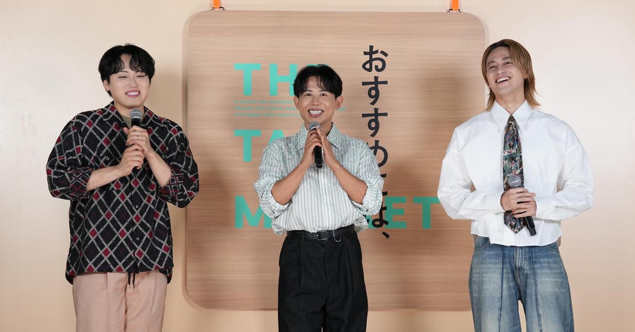 トークショーを行う、左からレインボー池田直人、小田切ヒロ、Aえ！groupの小島健（撮影・小島史椰）